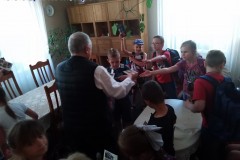 UCZNIOWIE-MLODSZYCH-KLAS-DZIEKUJA-ZA-GOSCINE-NA-DZIEN-DZIECKA-1