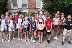 UCZNIOWIE-MLODSZYCH-KLAS-DZIEKUJA-ZA-GOSCINE-NA-DZIEN-DZIECKA-2