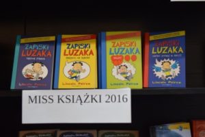 książki na półce "Zapiski Luzaka"