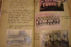 Najstarsze-zdjecie-uczniow-szkoly-w-strojach-krakowskich-i-lubawskich